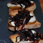 Toast of blue cheese and marmelade